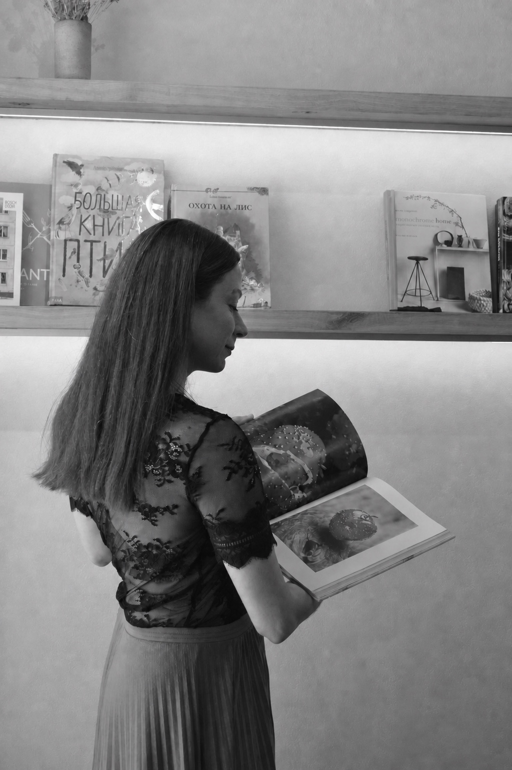 Юлия Титова с книгой